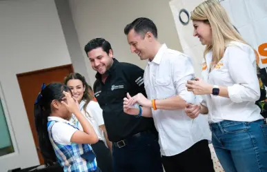 Raúl Cantú y Luis Donaldo Colosio Riojas apoyan a niños con lentes gratuitos
