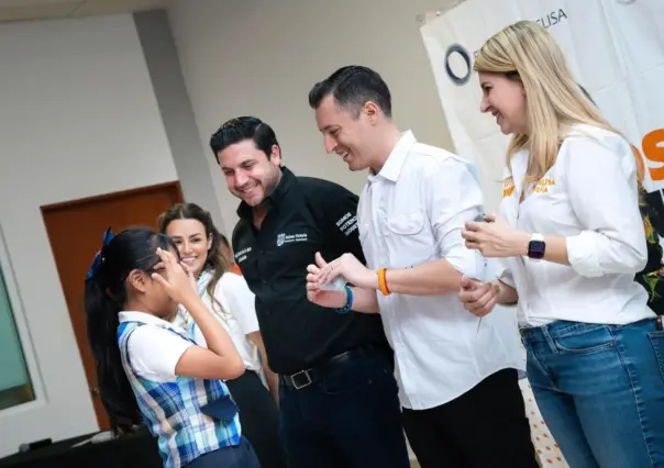 Raúl Cantú y Luis Donaldo Colosio Riojas apoyan a niños con lentes gratuitos