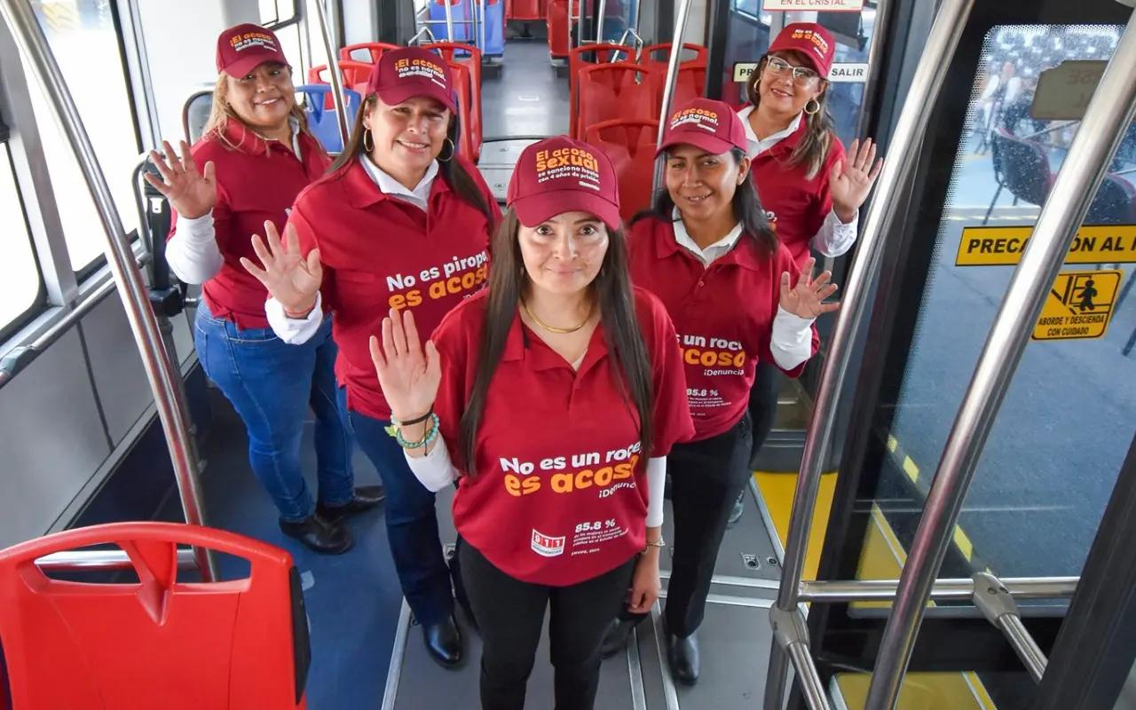 El nuevo protocolo busca garantizar traslados seguros para las mujeres en el transporte público del Estado de México. Foto: X/ @delfinagomeza (Canva)