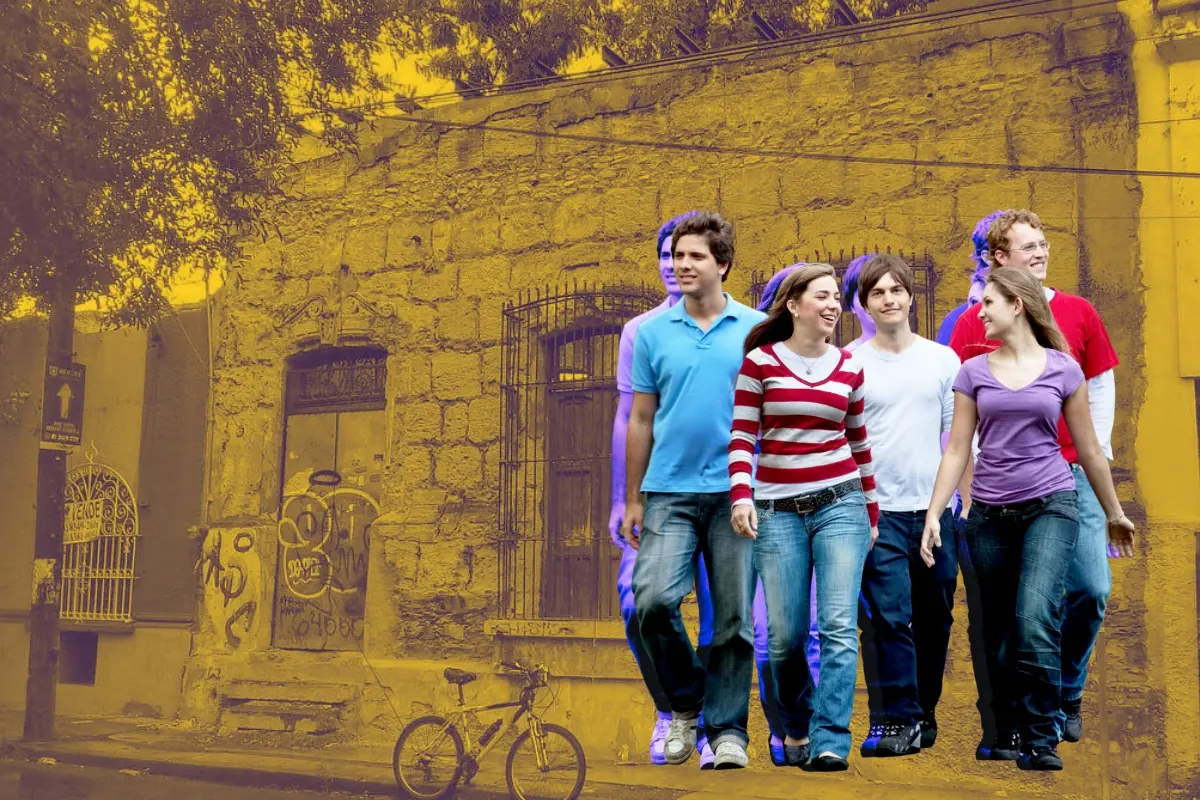 Casa de Aramberri y personas. Foto: Canva