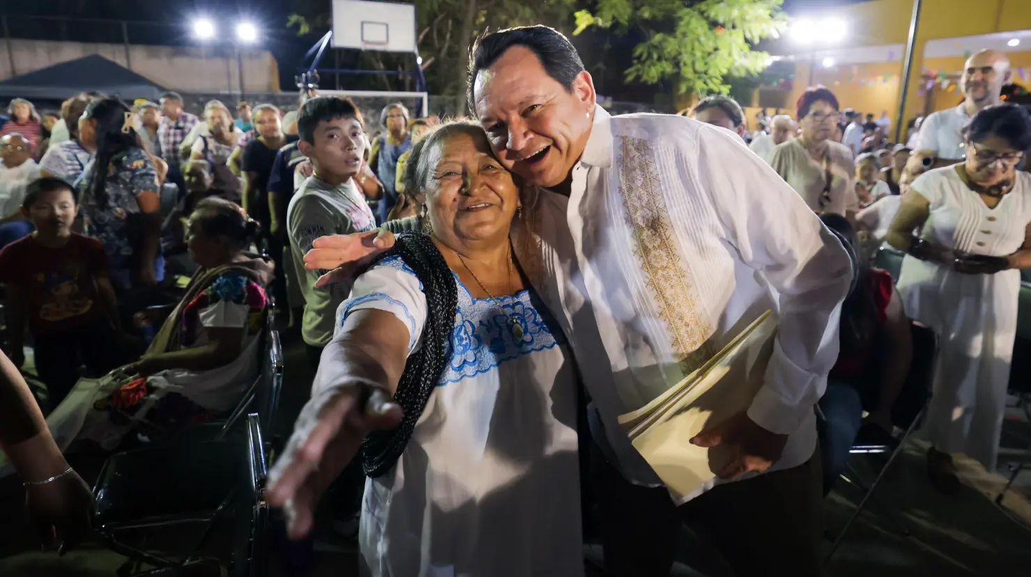 El Gobernador de Yucatán, Joaquín Díaz Mena, visitó la comisaría meridana de Cholul donde escuchó las peticiones de los vecinos de esa comunidad.- Fuente Gobierno del Estado