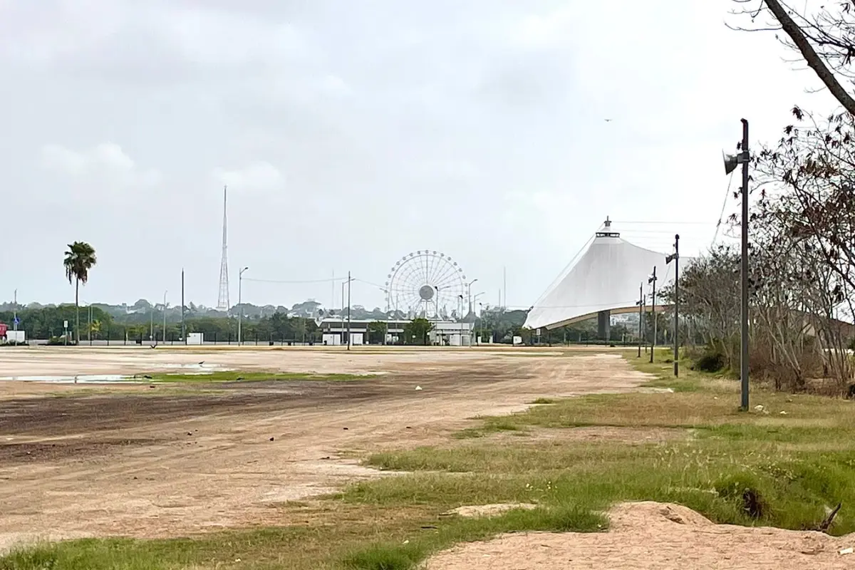 El predio donde se edificará el hotel Fiesta Americana es utilizado como estacionamiento. Foto: Axel Hassel