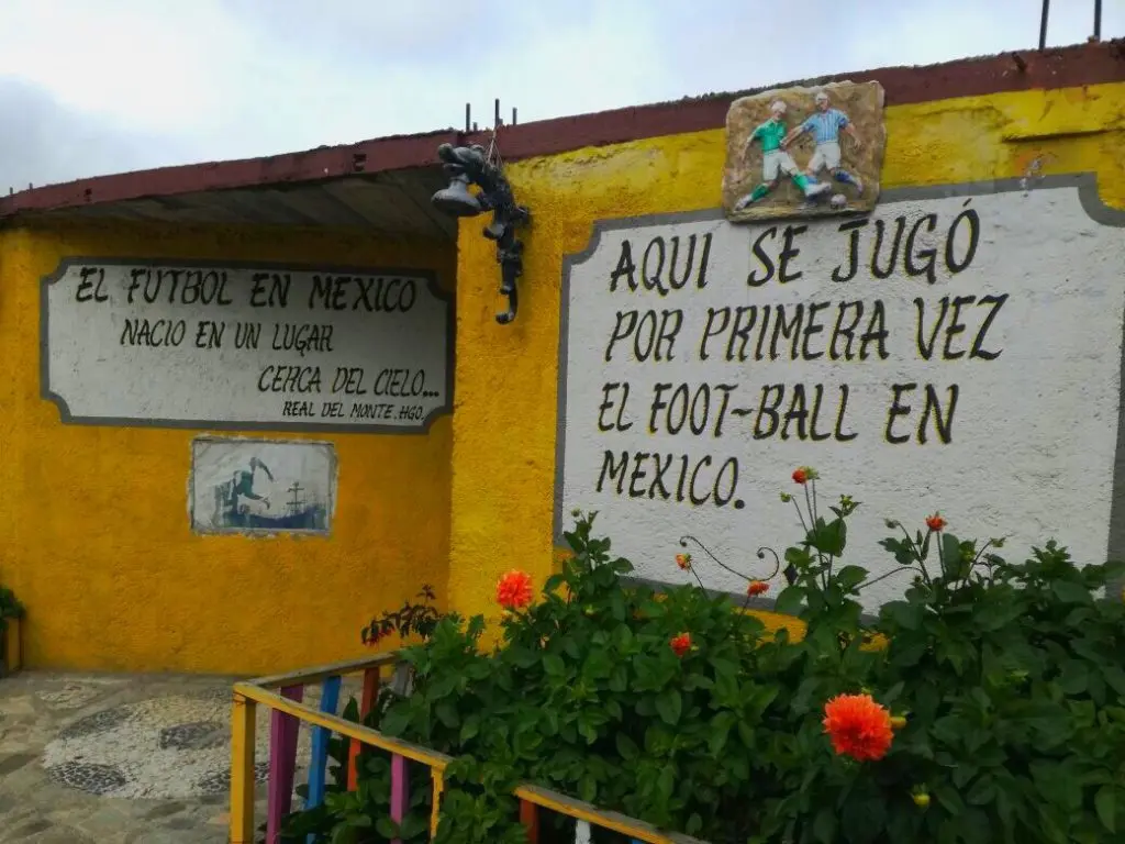 Real del Monte no solo es famoso por su pasado minero, sino por ser la cuna del futbol mexicano. Imagen: Especial