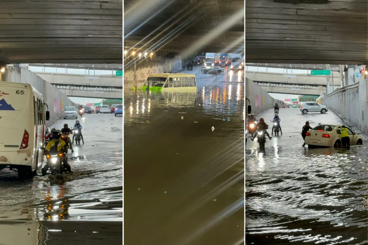 Vehículos atrapados bajo un puente de CDMX que quedo inundado por las lluvias. Foto: Ramón Ramírez