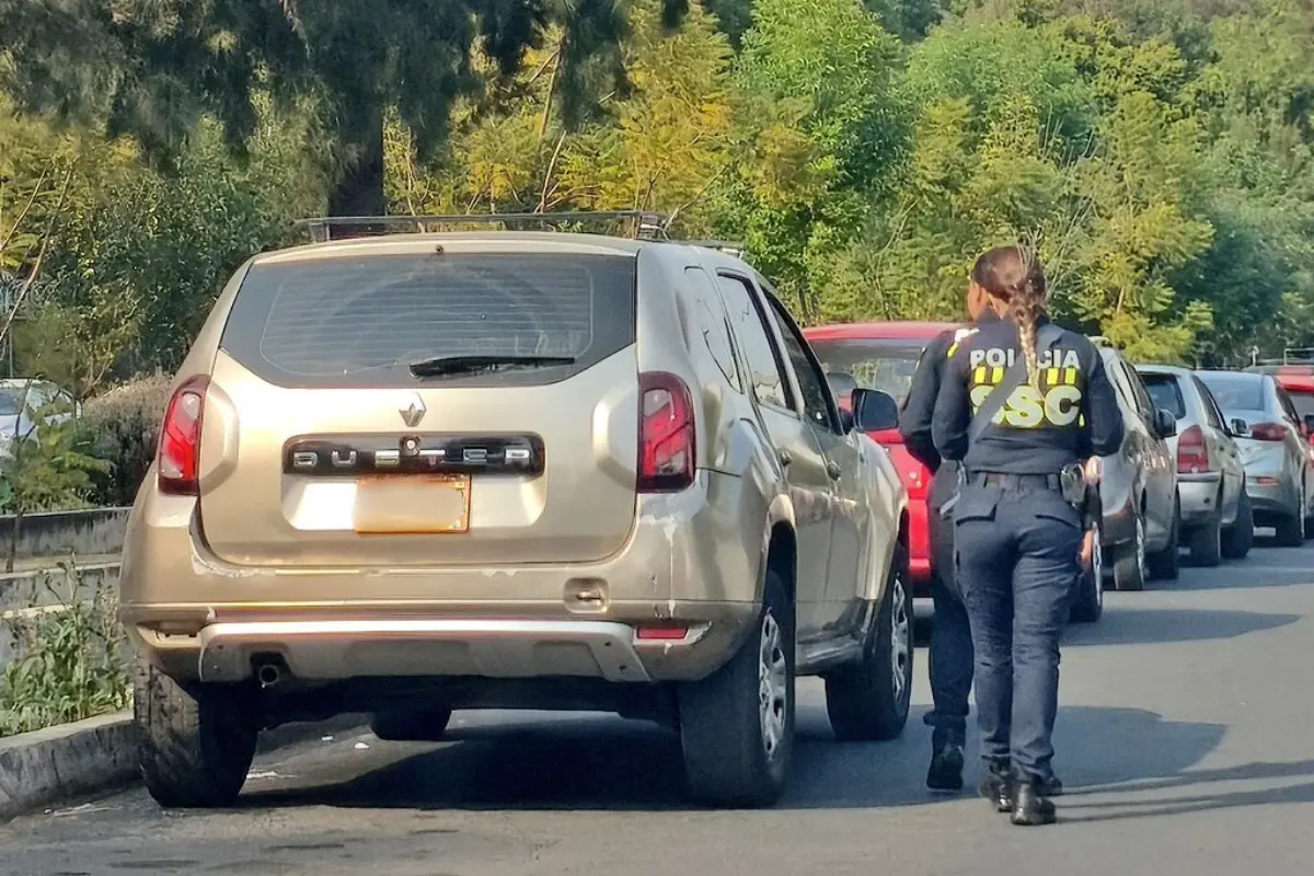 Policías de tránsito de la CDMX multando a un vehículo. Foto: X (@PeatonDelSur)