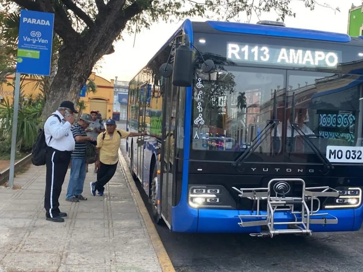De nueva cuenta, algunos paraderos del sistema de transporte Va y Ven ubicados en el Centro fueron reubicados ante los trabajos de repavimentación que se realizan en la zona.- Fuente ATY
