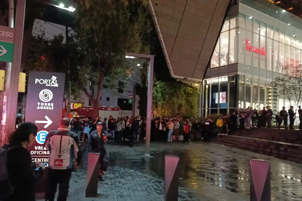 Incendio en plaza Portal San Ángel, Foto: X @SGIRPC_CDMX