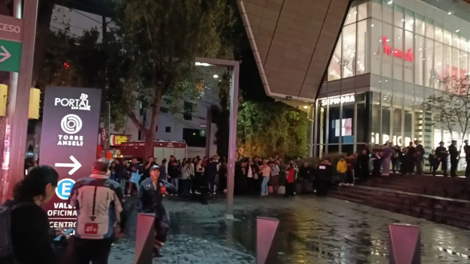 VIDEO | Incendio en Portal San Ángel de CDMX: visitantes evacúan plaza comercial