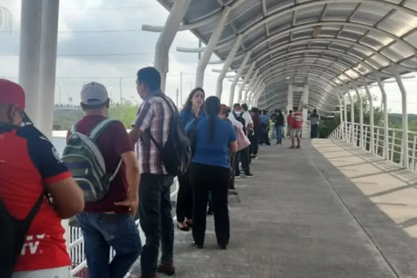Fila peatonal en el puente Hidalgo | Foto: FB