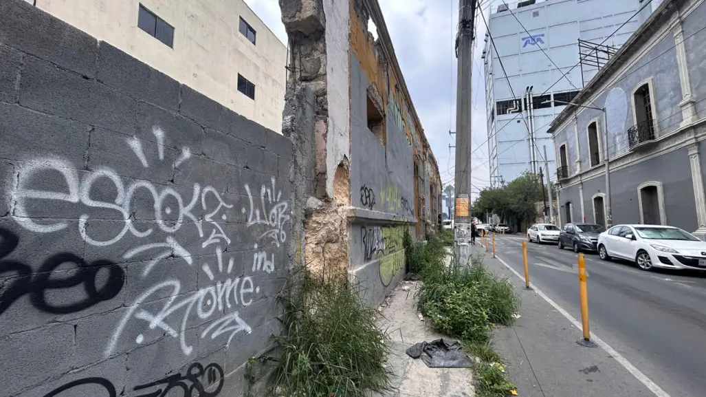 Alumnos de la UMM denuncian riesgo y foco de infección en casa abandonada