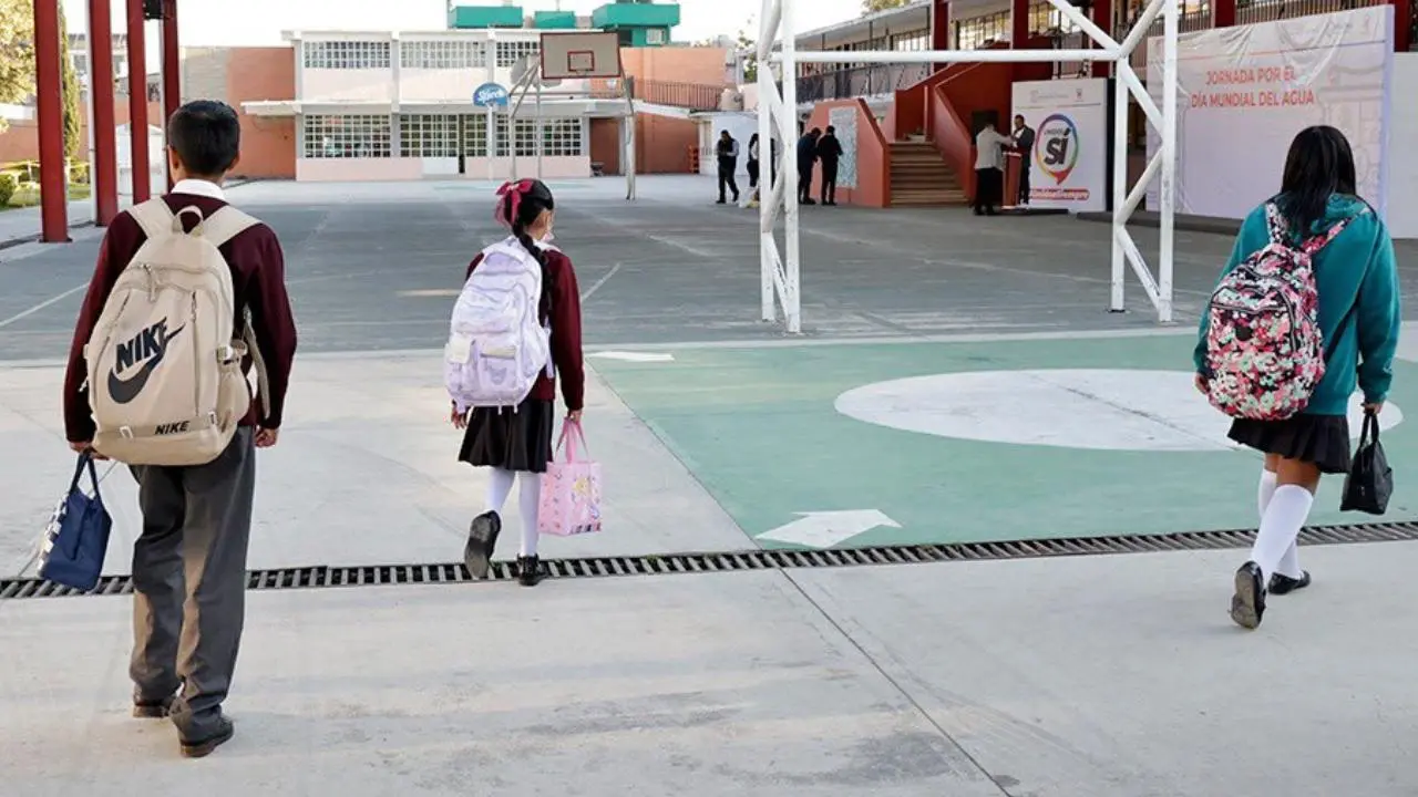 Revisión de mochilas en Edomex: padres y colegios privados respaldan Mochila de Paz. Foto: @edomexinforma_