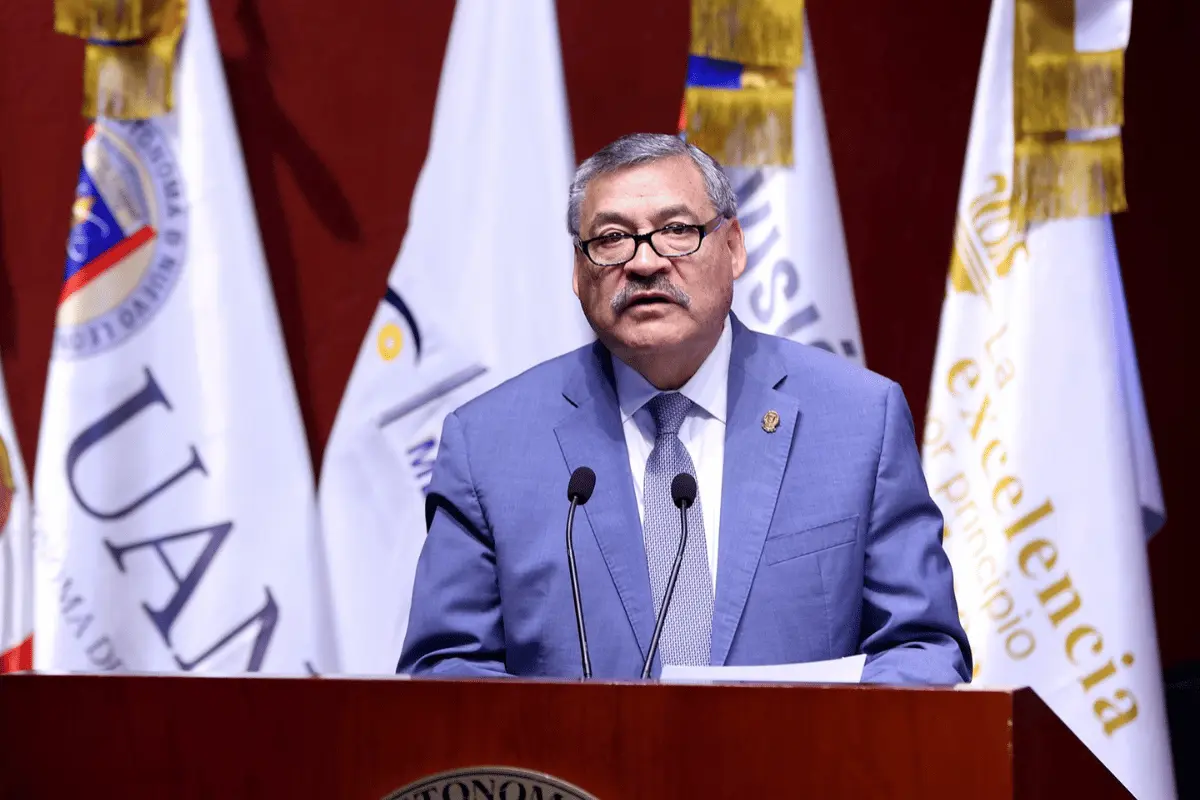 La jornada fue inaugurada por el Rector de la UANL, Santos Guzmán López, acompañado por Azucena Pimentel Mendoza, presidenta de Red México y directora general de Aprende.mx. Foto: UANL.