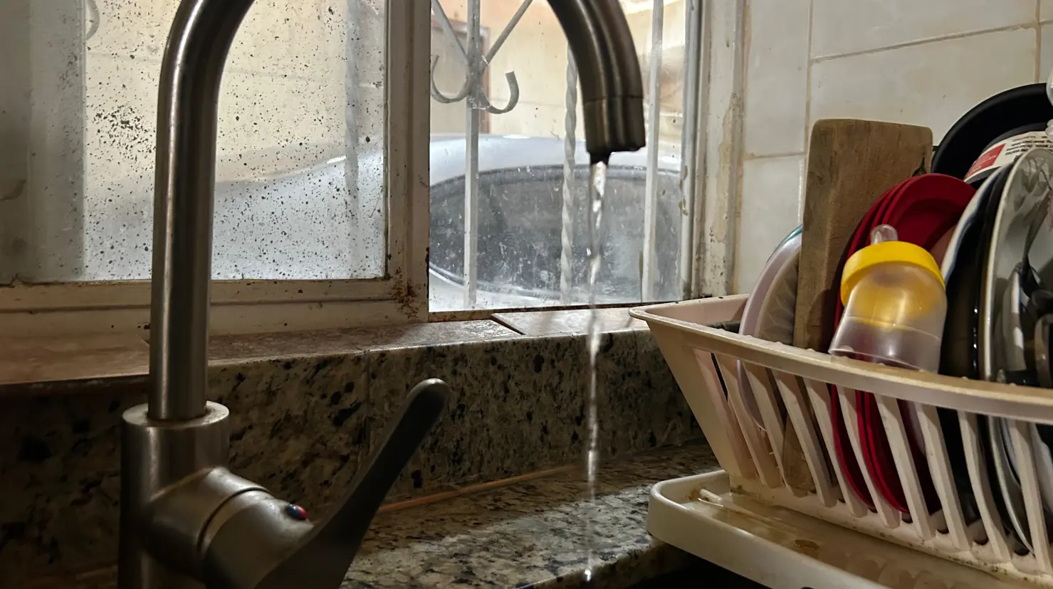 Vecinos de la colonia Asentamientos Humanos se quejan de poca presión en el suministro de agua. Foto: Alejandro Ávila.