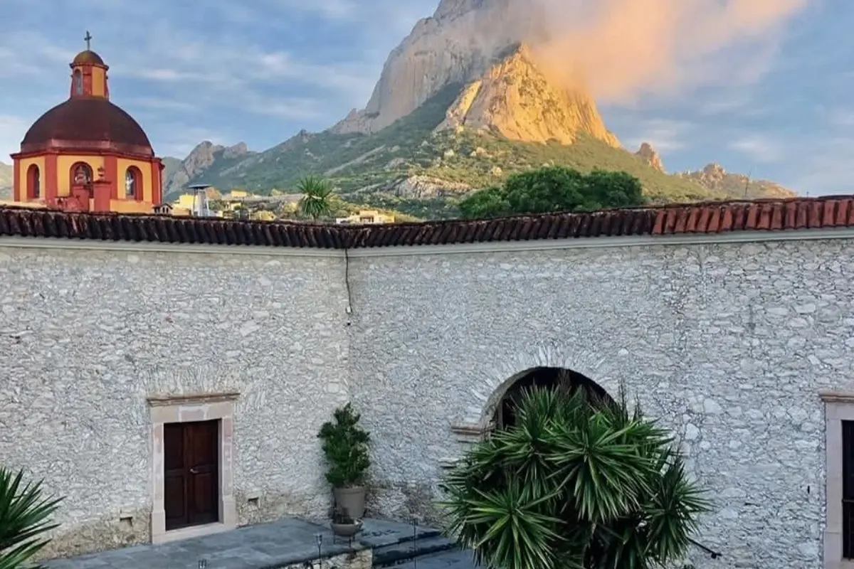 Vista de la Peña de Bernal. Foto: @ReporteQRO_ | Canva