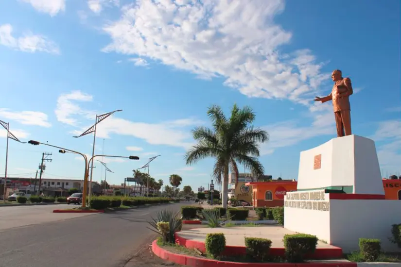 Monumento a Agustín Olachea en Ciudad Constitución. Foto: Modesto Peralta Delgado.