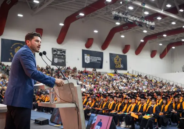 Samuel García reconoce a egresados de la preparatoria abierta