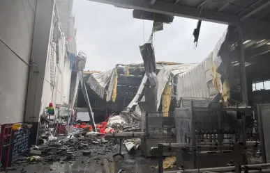 Colapsa techo de empresa en Santa Catarina tras fuertes lluvias y evacuan a 90 trabajadores