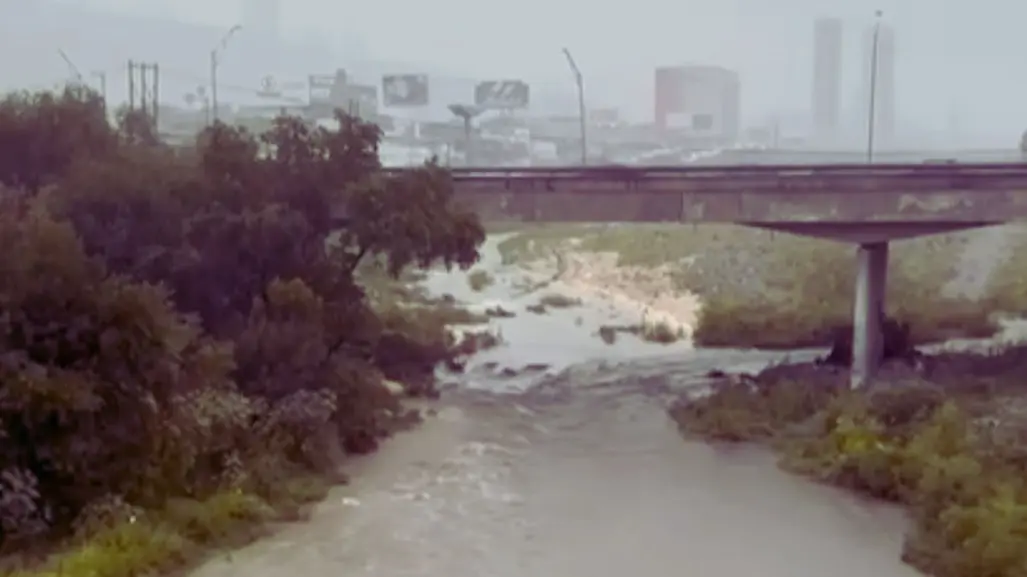 ¿Cuál es el nivel del caudal en el río Santa Catarina y el Arroyo Seco por las fuertes lluvias?