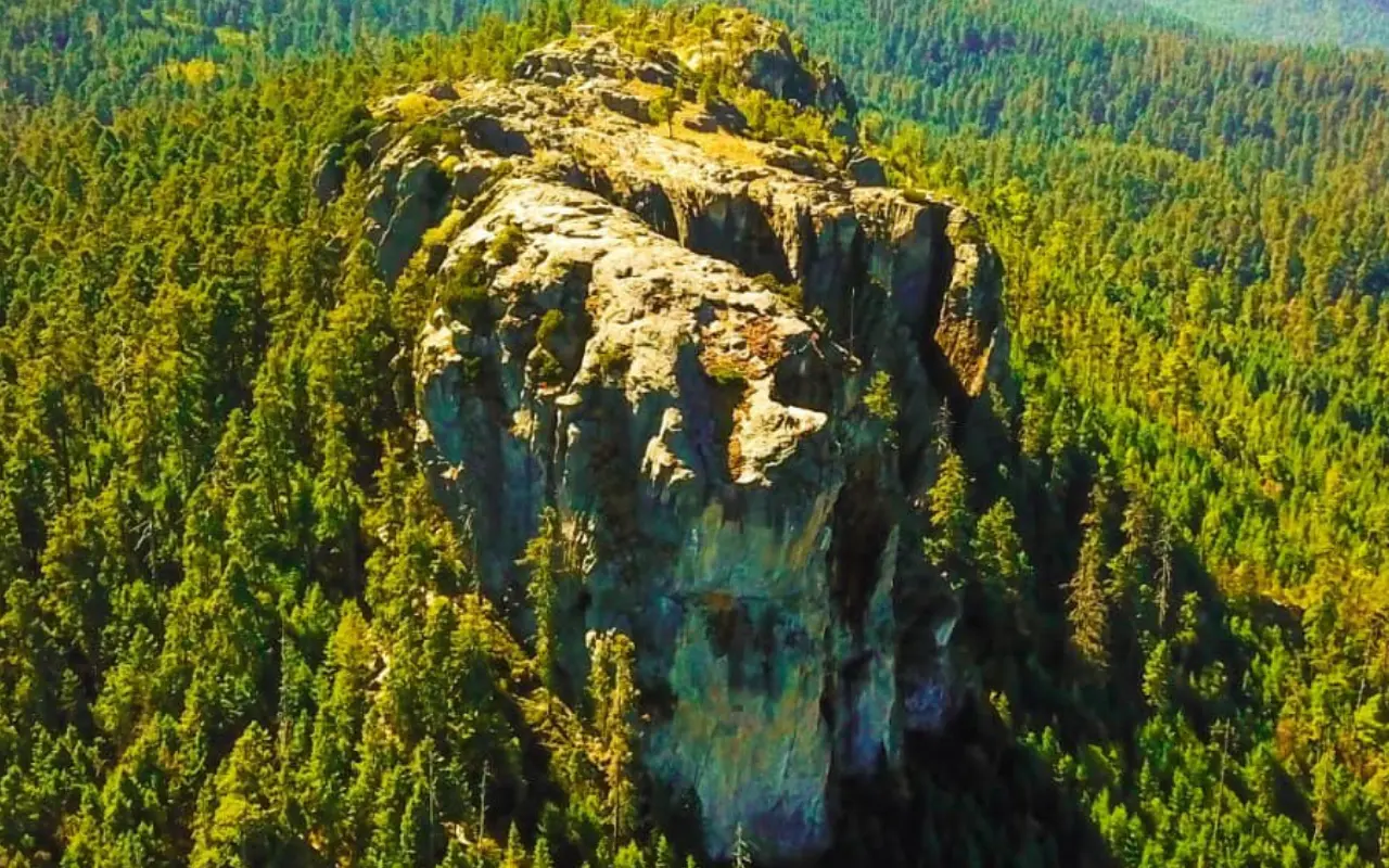 El Cerro de la Bufa ofrece rutas exigentes y paisajes impresionantes para los amantes del ciclismo de montaña. Foto: FB/ Subsecretaría de Turismo del Gobierno del Estado de México (Canva)