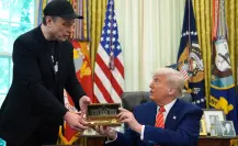 Donald Trump despide a Elon Musk con llave dorada