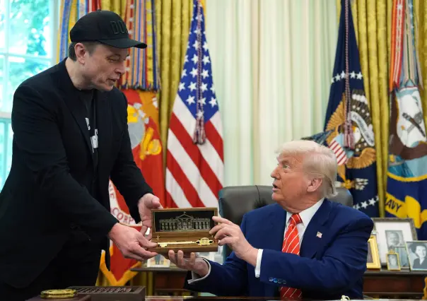 Donald Trump despide a Elon Musk con llave dorada