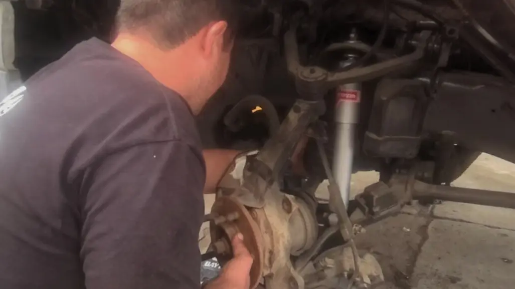Jóvenes emprendedores apuestan por el autoempleo e inauguran taller mecánico en La Paz