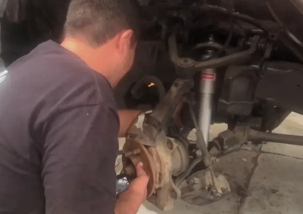 Jóvenes emprendedores apuestan por el autoempleo e inauguran taller mecánico en La Paz
