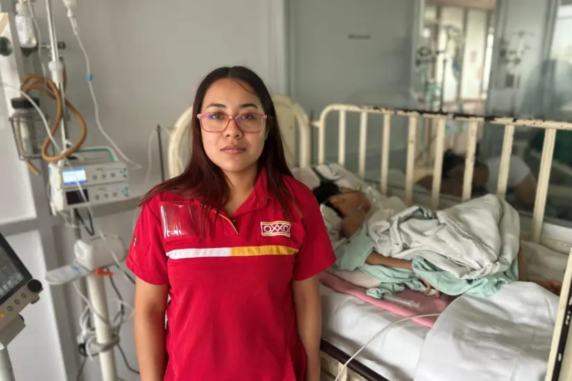 Madre junto al menor hospitalizado. Foto: Axel Hassel