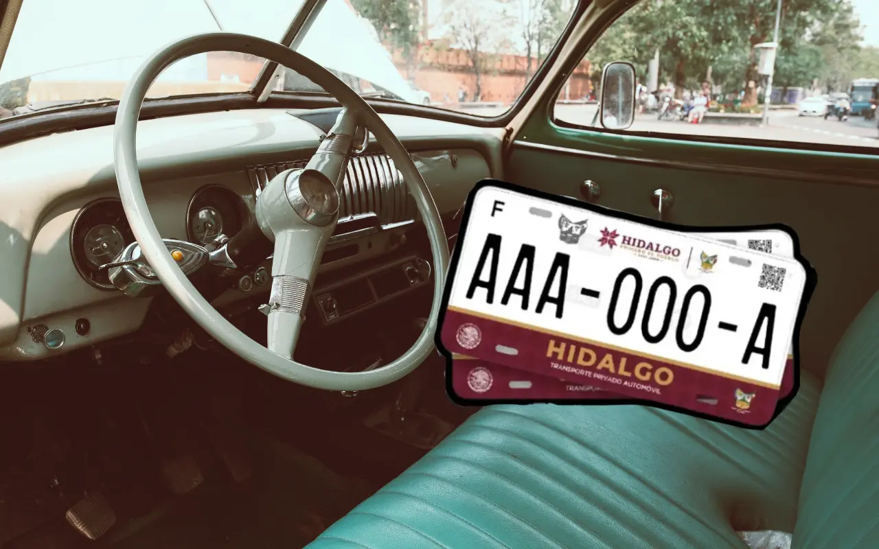 Interior de auto antiguo y placas de Hidalgo. Foto: Canva / Gobierno de Hidalgo