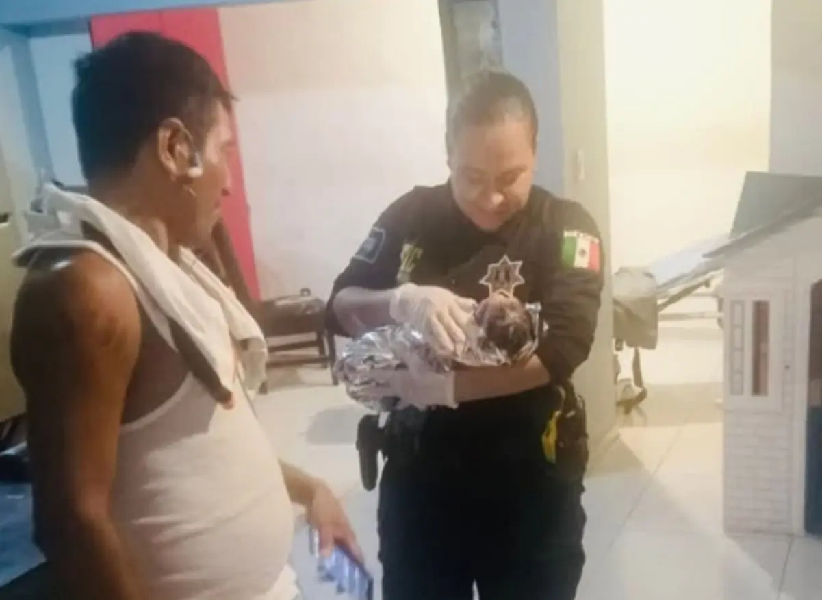 Una vez concluido el nacimiento de la bebé en Escobedo, los Policías Proxpol no se retiraron del lugar sin asegurar que todo estuviera bajo control. Foto: Secretaría de Seguridad Pública de Escobedo.