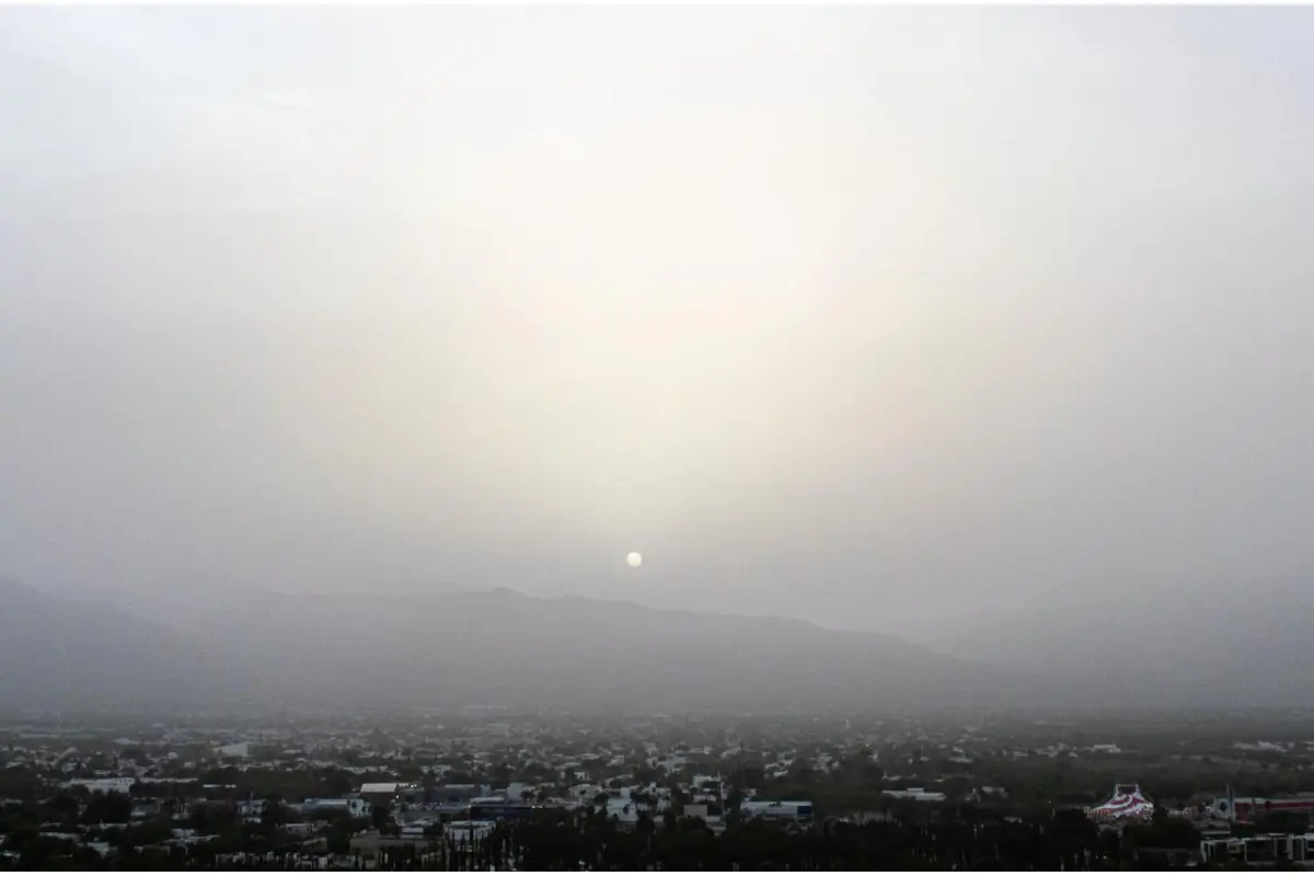 La presencia de polvo de Sahara genera poca visibilidad, mala calidad del aire y problemas respiratorios para algunas personas. Foto: Victoria Jiménez