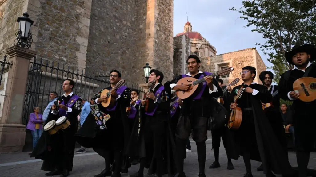 Tuna universitaria en Saltillo: estudiantes que llevan música por las calles de la ciudad