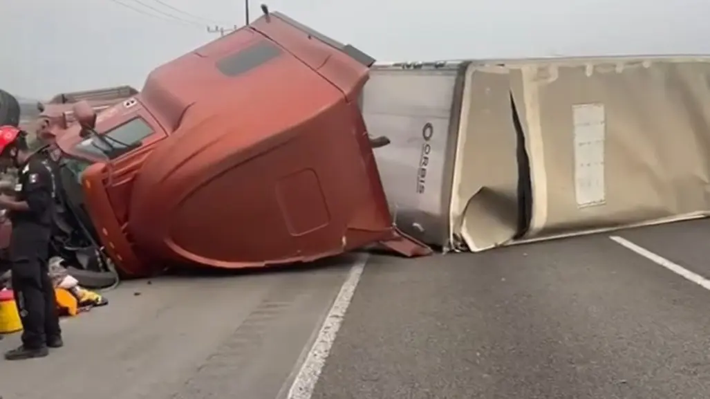 Volcadura de tráiler en carretera Saltillo-Monterrey deja un herido en Santa Catarina