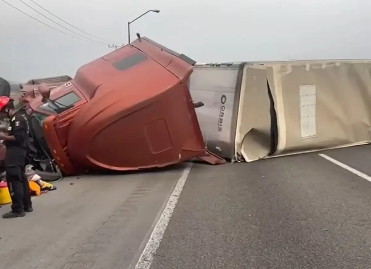 La volcadura ha generado un cierre total en este tramo de la carretera, afectando la circulación y causando demoras importantes. Foto: Protección Civil de Nuevo León.