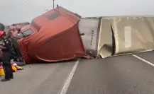 Volcadura de tráiler en carretera Saltillo-Monterrey deja un herido en Santa Catarina