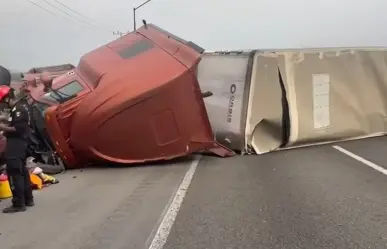Volcadura de tráiler en carretera Saltillo-Monterrey deja un herido en Santa Catarina