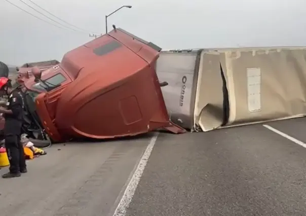 Volcadura de tráiler en carretera Saltillo-Monterrey deja un herido en Santa Catarina