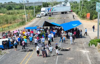 Cumple 24 horas el bloqueo en la carretera federal Villahermosa-Frontera por falta de electricidad