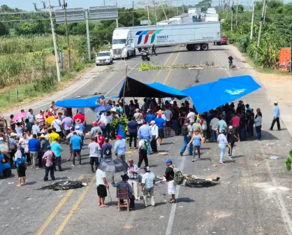Cumple 24 horas el bloqueo en la carretera federal Villahermosa-Frontera por falta de electricidad