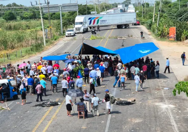 Cumple 24 horas el bloqueo en la carretera federal Villahermosa-Frontera por falta de electricidad