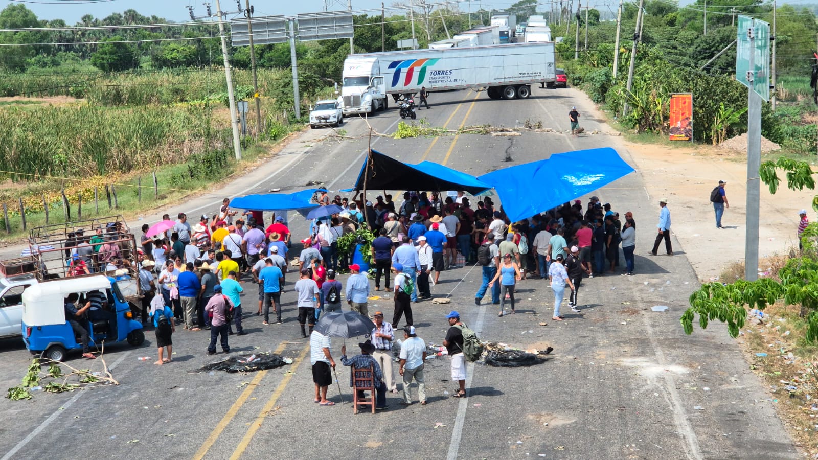 Cumple 24 horas el bloqueo en la carretera federal Villahermosa-Frontera por falta de electricidad