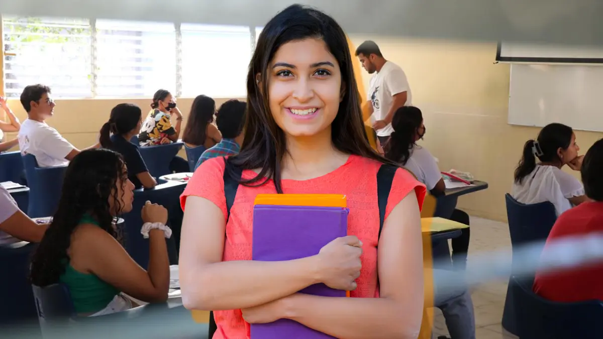 La universidad tiene espacio para mil 080 estudiantes para el modelo presencial Foto: UADY/Canva