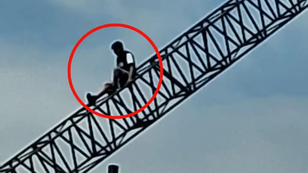 Hombre sube a estructura metálica y amenaza con atentar contra su vida en Monterrey