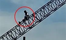 Hombre sube a estructura metálica y amenaza con atentar contra su vida en Monterrey