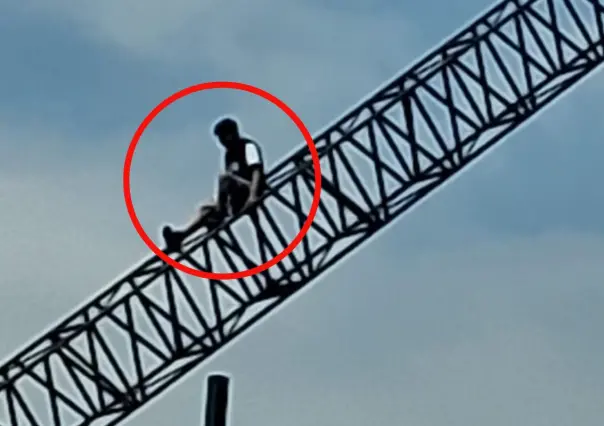 Hombre sube a estructura metálica y amenaza con atentar contra su vida en Monterrey