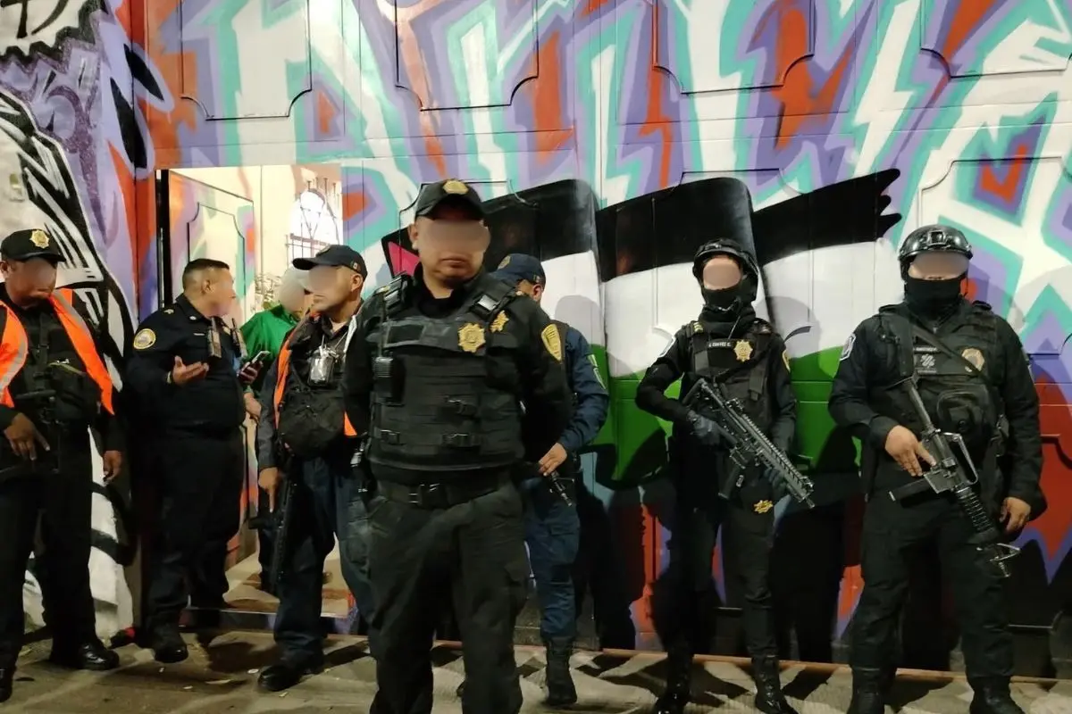 Elementos de la Secretaría de Seguridad Ciudadana de la Ciudad de México en el desalojo del Multiforo Alicia Foto: X (@johnfrexxx)