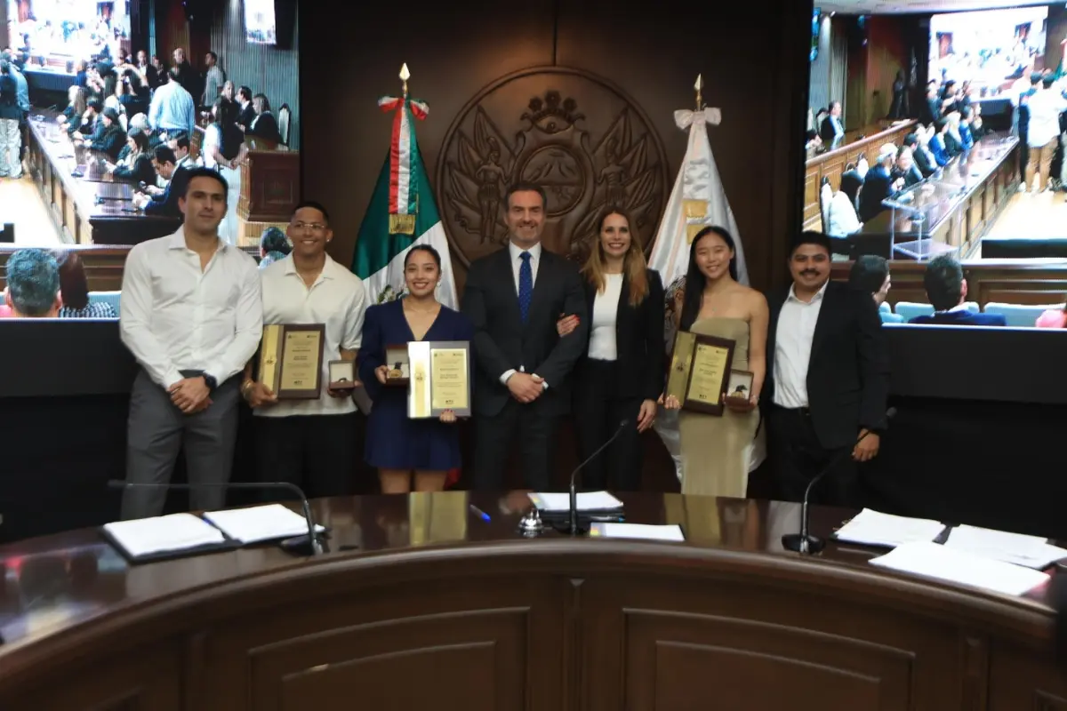 El alcalde de Monterrey, Adrián de la Garza junto a atletas. Foto: Gobierno de Monterrey