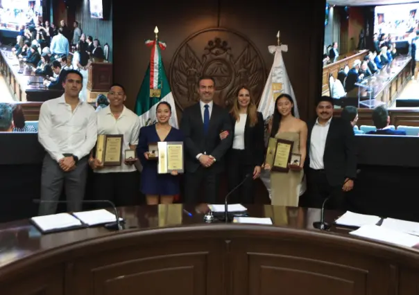 3 jóvenes atletas de Monterrey reciben la medalla "Ángel Macías Barba" 2025
