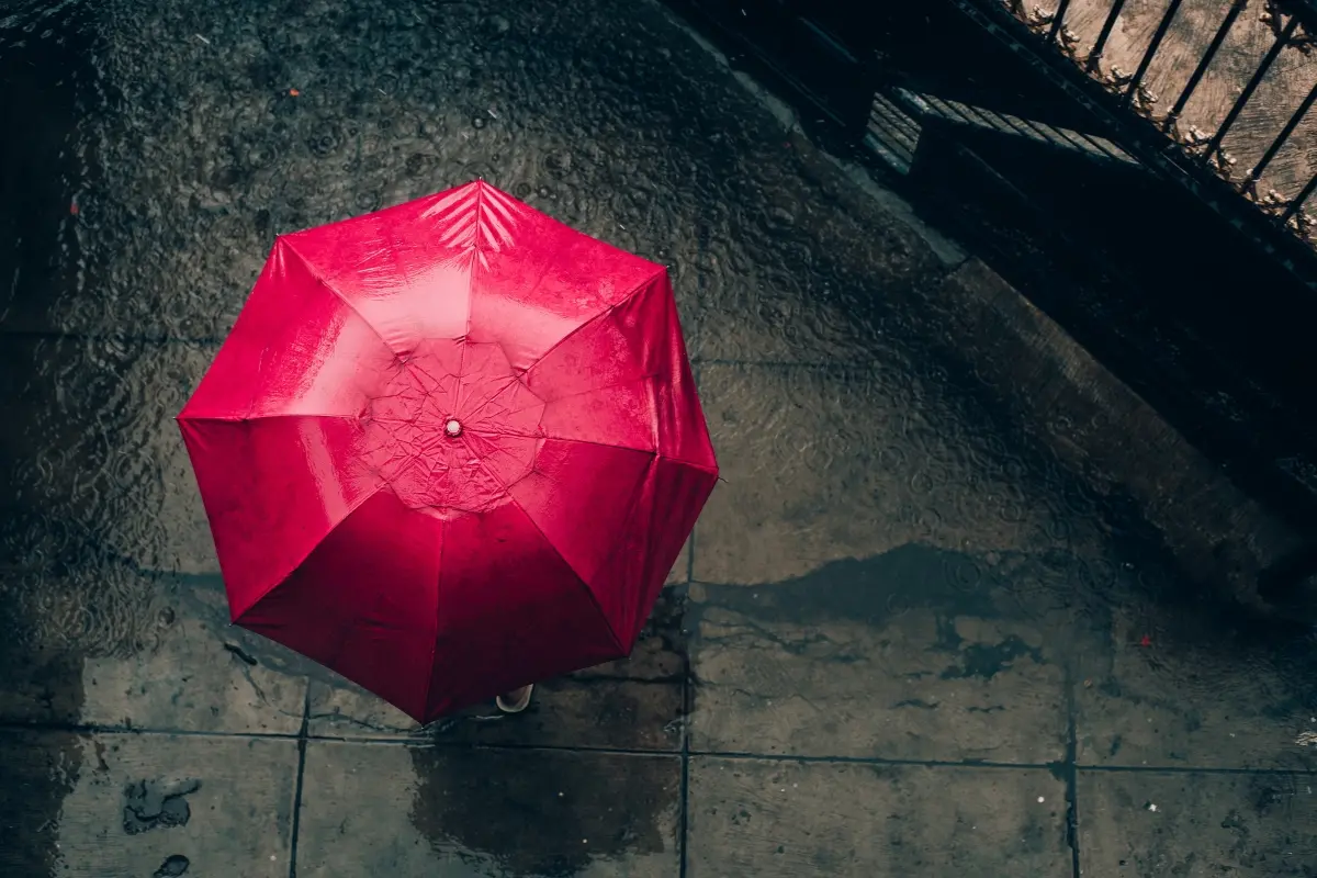 Un persona bajo la lluvia. Foto: Canva