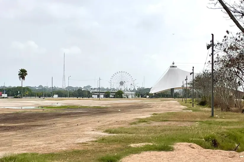 El terreno donde se construirá el hotel Fiesta Americana se ubica muy cerca de la Laguna del Carpintero. Foto: Axel Hassel